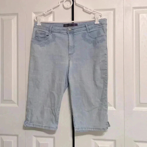 Gloria Vanderbilt embroidered light denim blue jean Capri pants - Picture 1 of 10